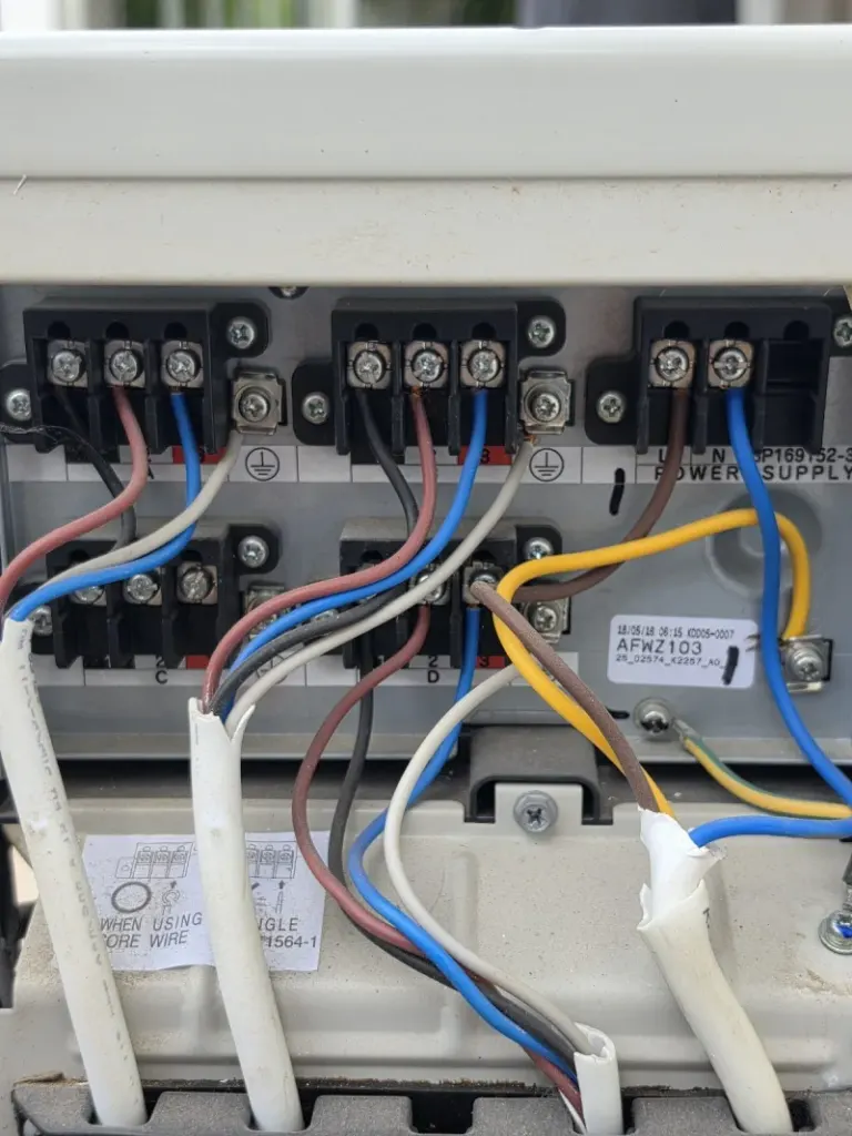 VRF dış ünitesinde klemens ve besleme hattı